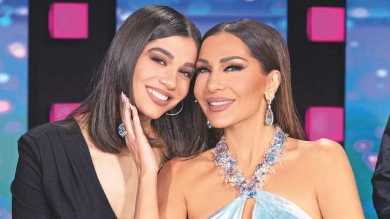 Μελίνα Νικολαΐδη - Δέσποινα Βανδή: Σαν δίδυμες με λαμπερά φορέματα στα παρασκήνια του J2US