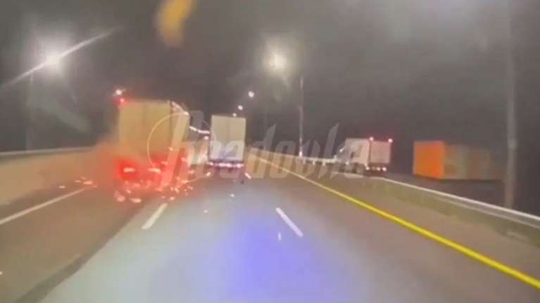 Τρομακτικό τροχαίο στη Μόσχα: Αυτοκίνητο καρφώθηκε σε φορτηγό που άλλαξε απότομα λωρίδα κυκλοφορίας [βίντεο]