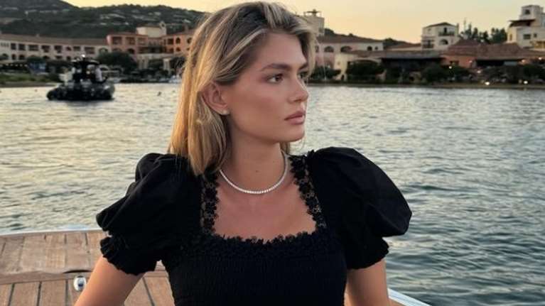 Αμαλία Κωστοπούλου: Ποζάρει με μαύρο κορσέ με δαντέλα, tennis neclace και Chanel τσάντα στην Ιταλία