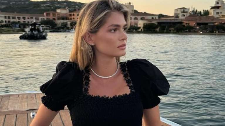 Η Αμαλία Κωστοπούλου με dark cherry nails, την πιο hot τάση νυχιών της σεζόν