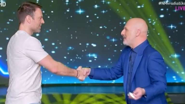 Η &quot;απρόσμενη&quot; εμφάνιση Κασσελάκη στην πρεμιέρα της εκπομπής του Νίκου Μουτσινά: &quot;Είστε και κολλητός του Λιάγκα...&quot; [βίντεο]