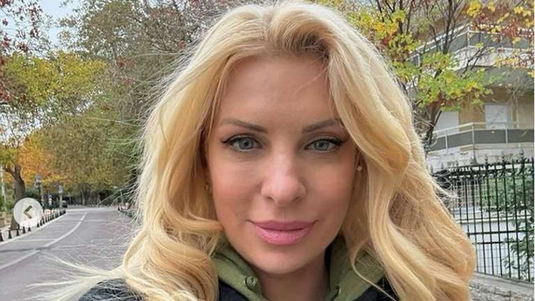 Ελένη Μενεγάκη: Στόλισε το πανύψηλο και πολύ εντυπωσιακό χριστουγεννιάτικο δέντρο της [εικόνες]