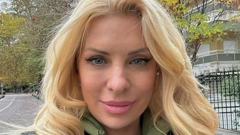 Ελένη Μενεγάκη:  Απολαμβάνοντας τον ήλιο, το κρασί, και το αγόρι της [Εικόνες]