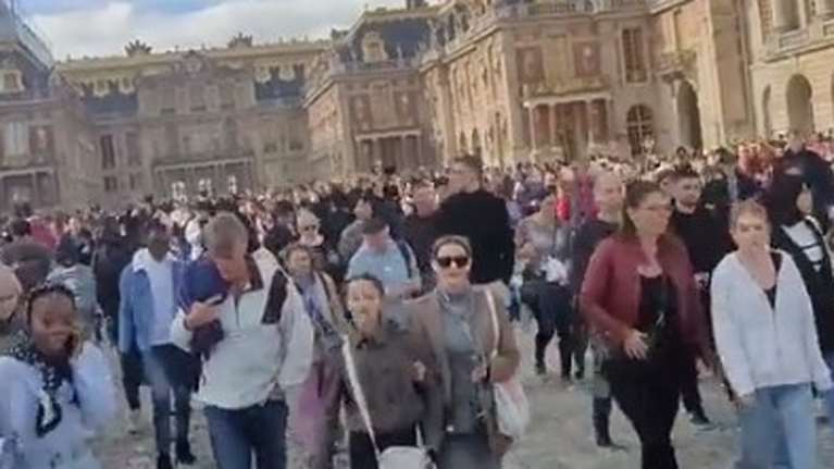 Συναγερμός σε Βερσαλλίες και Λούβρο: Εκκενώθηκαν μετά από απειλή για βόμβα - Φόβος για επίθεση [βίντεο]