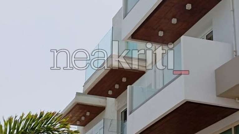 Ηράκλειο: Αποκολλήθηκε γυάλινο μπαλκόνι και έπεσε πάνω σε τουρίστα - Σε κρίσιμη κατάσταση στη ΜΕΘ ο 48χρονος [Eικόνες]