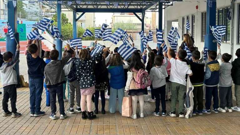Ίδρυμα &quot;Παύλος Γιαννακόπουλος&quot;: Ελληνικές σημαίες στα παιδιά της Α΄ Δημοτικού σε όλη την επικράτεια