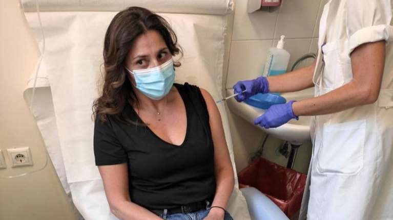 Εμβολιάστηκε και η Μπέττυ Μπαζιάνα: Περίμενε υπομονετικά το ραντεβού της ηλικιακής της ομάδας [εικόνες]