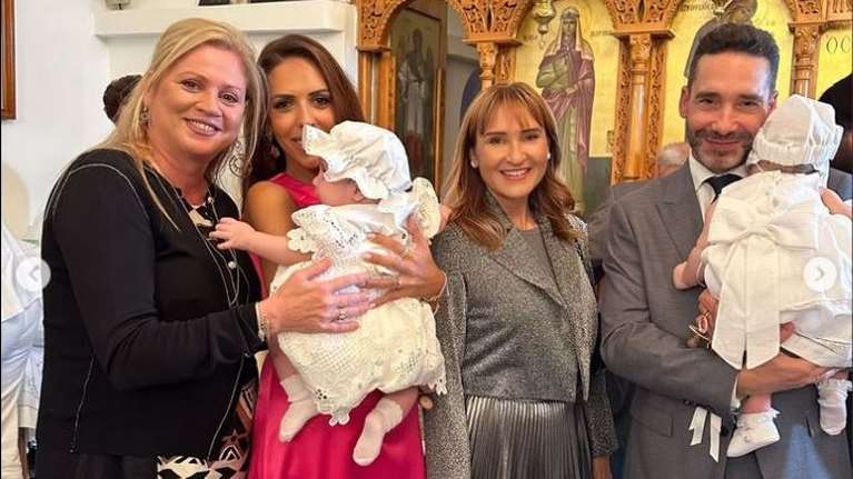 Μάρα Ζαχαρέα: Με ασημί σύνολο και μπαλαρίνες Chanel σε δημοσιογραφική βάφτιση στην Αντίπαρο