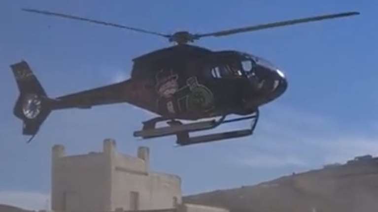 Σάλος με τον Mr Ζαγόρι που προσγειώθηκε με ελικόπτερο σε παραλία της Μυκόνου: &quot;Δεν θέλαμε να κάνουμε σόου&quot;