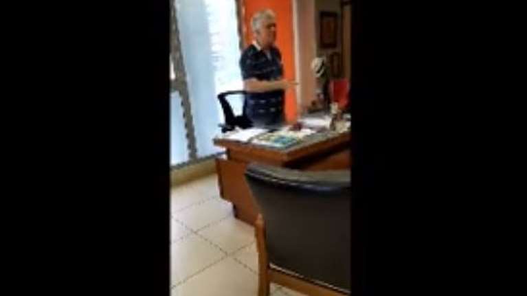 Έφοδος &quot;Ρουβίκωνα&quot; στην Αγ. Παρασκευή: Ο έντονος &quot;διάλογος&quot; με τον Δήμαρχο [Βίντεο]