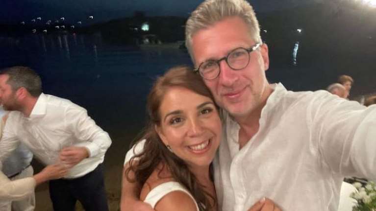 Γάμος συνεργατών Μητσοτάκη στη Τζια: Οι ευχές του πρωθυπουργού και η σέλφι του Άκη Σκέρτσου με τη νύφη στο γλέντι [εικόνες]