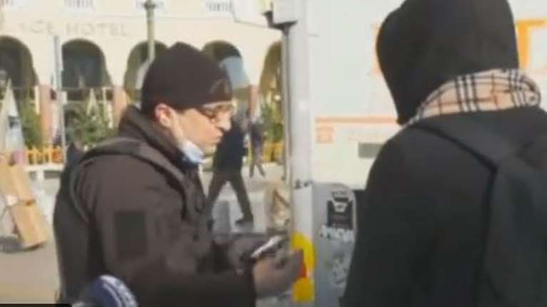 Έγινε κι αυτό: &quot;Καμπάνα&quot; 300 ευρώ σε αστυνομικό που έκοβε πρόστιμα... χωρίς να φοράει μάσκα [βίντεο]