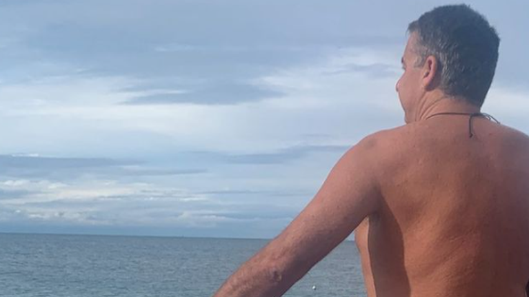 Ο Γιώργος Λιάγκας... ξαναέβαλε το μαγιό του: Αυτή τη φορά με την σημαία της Σερβίας