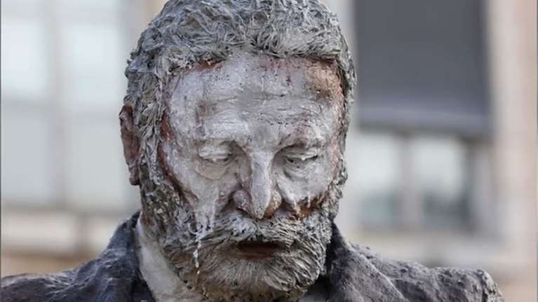 Γαλλία: Ακροδεξιοί φοιτητές έβαψαν άσπρο άγαλμα του Ουγκώ επειδή το έβρισκαν σκούρο