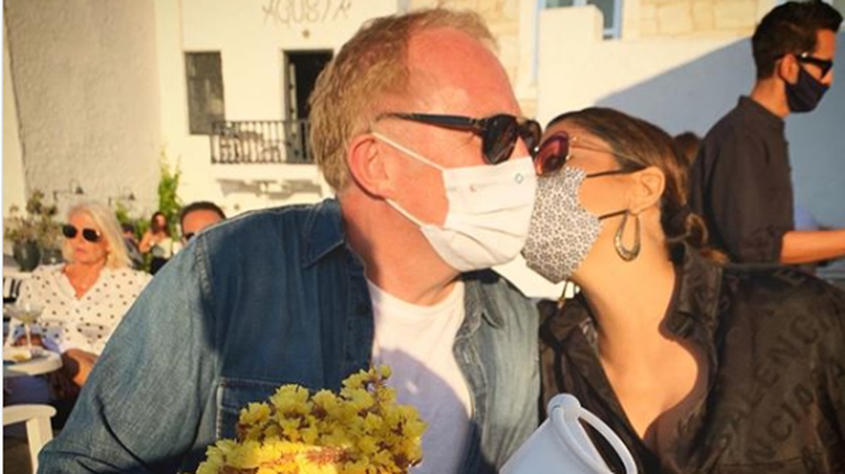 Σάλμα Χάγιεκ: Διακοπές στην Πάρο με τον κροίσο σύζυγό της - Παντού με μάσκα [Εικόνες]