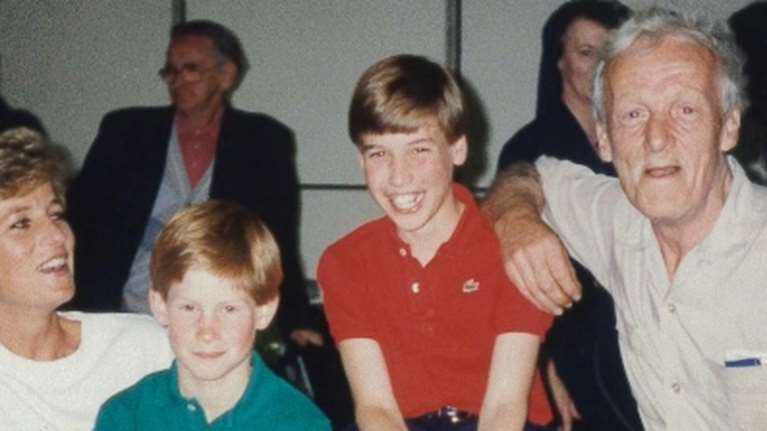 Νταϊάνα - Πρίγκιπας Ουίλιαμ: Στη δημοσιότητα άγνωστες φωτογραφίες τους σε κέντρο αστέγων - Στα βήματα της μητέρας του