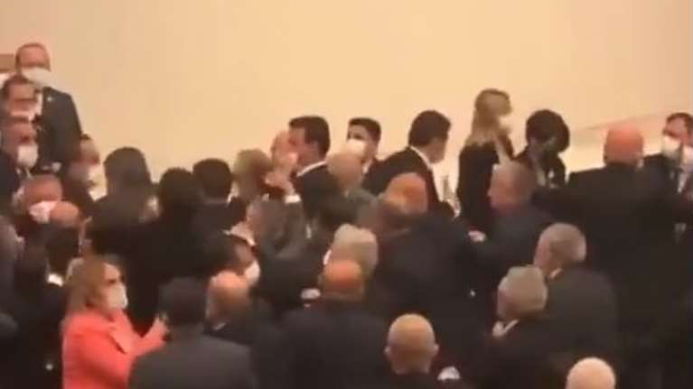 Απίστευτο: Ξύλο μέσα στο τουρκικό κοινοβούλιο - Βουλευτές πιάστηκαν στα χέρια [Βίντεο]