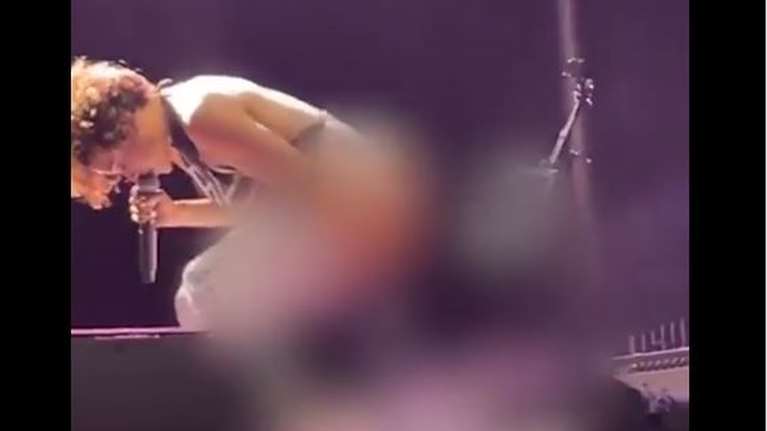 Αηδιαστικό: Σάλος με τραγουδίστρια που ούρησε στο πρόσωπο θαυμαστή της πάνω στη σκηνή [Βίντεο]
