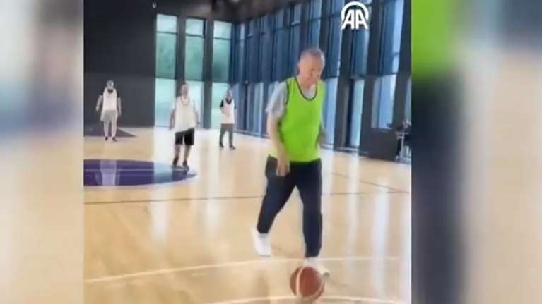 Ο Ερντογάν είναι σε... φόρμα: Έπαιξε μπάσκετ με τον Καλίν και φυσικά κέρδισε [βίντεο]