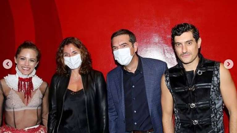 Θεατρική βραδιά για Αλέξη Τσίπρα και Μπέτυ Μπαζιάνα: Φωτογραφίες με μάσκες στα παρασκήνια