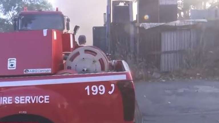 Μεγάλη φωτιά σε εργοστάσιο ξυλείας στο Αιγάλεω - Κυκλοφοριακές ρυθμίσεις τέθηκαν σε ισχύ