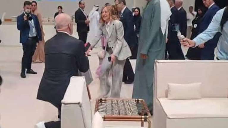 Ο Έντι Ράμα αιφνιδίασε την Τζόρτζια Μελόνι: Της πρόσφερε γονατιστός δώρο γενεθλίων - Κλείνει σήμερα τα 48 [βίντεο]