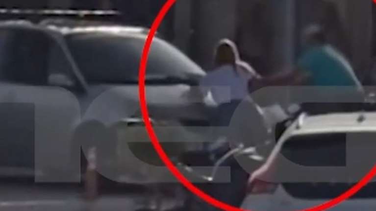 Βίντεο ντοκουμέντο: Η στιγμή που η Χριστίνα Παππά δέχεται επίθεση - Ο οδηγός τη τραβάει και την πιάνει από το λαιμό