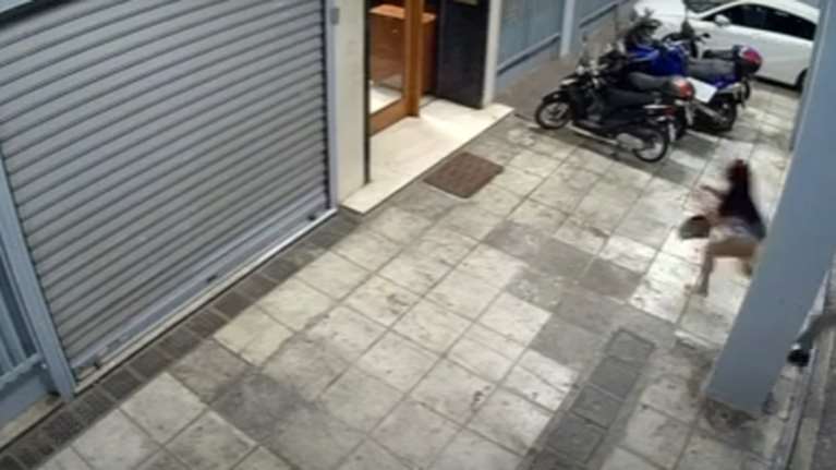 Πώς έγινε η σοκαριστική επίθεση του ταξιτζή σε βάρος τρανς γυναίκας και του φίλου της - Στο νοσοκομείο η 33χρονη