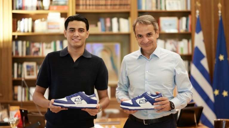Ποιος είναι ο 20χρονος που βρίσκεται πίσω από τα γαλάζια sneakers του Μητσοτάκη- Είχε φτιάξει και τα παπούτσια ΠΑΣΟΚ