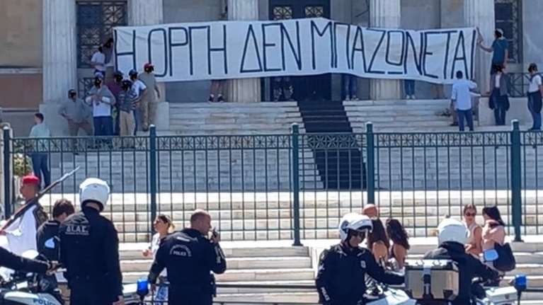 Μέλη του Ρουβίκωνα στον περίβολο της Βουλής - Άνοιξαν πανό για τα Τέμπη [βίντεο]