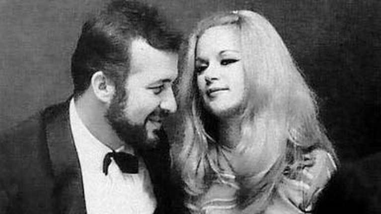 Σπάνια φωτό: Η Αλίκη Βουγιουκλάκη ποζάρει με τη δεύτερη, άγνωστη σύζυγο του Δημήτρη Παπαμιχαήλ, Νανά