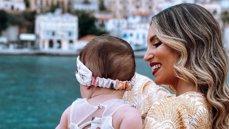 Αθηνά Οικονομάκου: Έγινε νονά για τρίτη φορά -Βάπτισε την κόρη του αδελφού της στο Γύθειο [εικόνες]