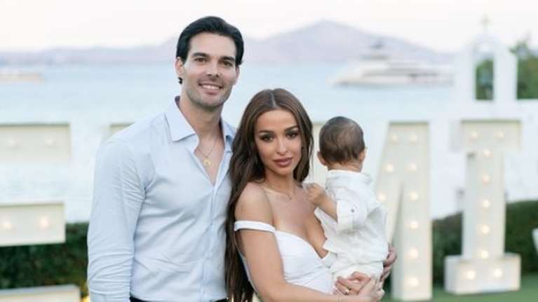 Ελένη Φουρέιρα - Αλμπέρτο Μποτία: Με τον γιο τους Ερμή στην πλαζ