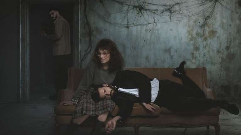 Φιλαρέτη Κομνηνού και Αναστάσης Ροϊλός μαζί στη σκηνή - Το ψυχολογικό θρίλερ που θα καθηλώσει [εικόνες]