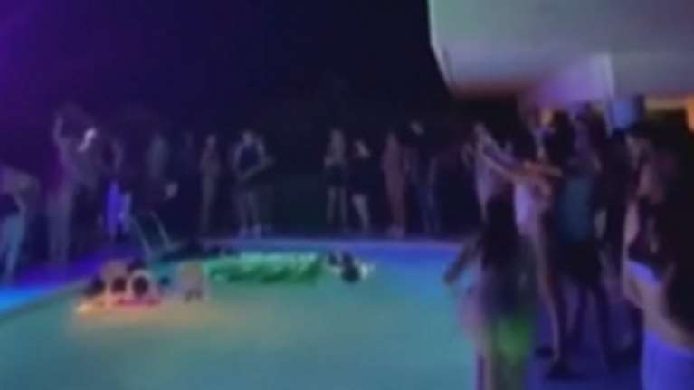 Σάλος με το προκλητικό κορονοπάρτι στη Χαλκίδα: Βουτιές στην πισίνα από μπαλκόνια και ύβρεις στον Χαρδαλιά [βίντεο]