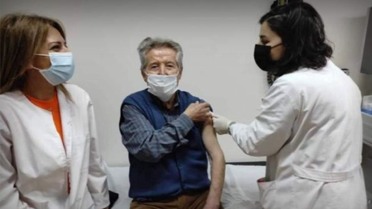 Βέροια: 91χρονος αψήφησε τον χιονιά και έγινε ο πρώτος που εμβολιάζεται