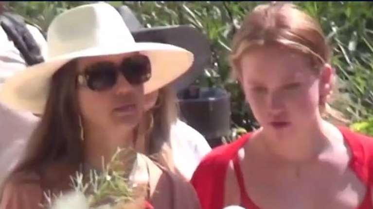 Τζέσικα Αλμπα: Ζεστάθηκε στη Μύκονο και προσπαθεί να δροσιστεί με ανεμιστηράκι χειρός