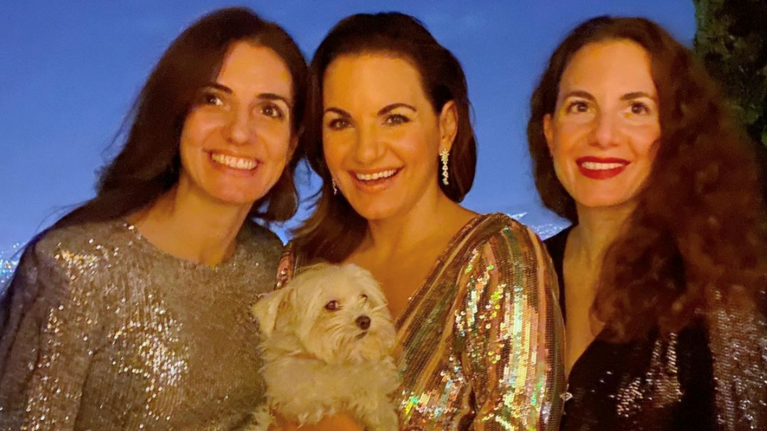 Όλγα Κεφαλογιάννη: Στα… χρυσά με τις εντυπωσιακές αδερφές της [Εικόνα]