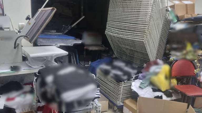 Πάτρα: Χιλιάδες προϊόντα &quot;μαϊμού&quot; σε εργαστήριο - Συνελήφθησαν πέντε άτομα [εικόνες]