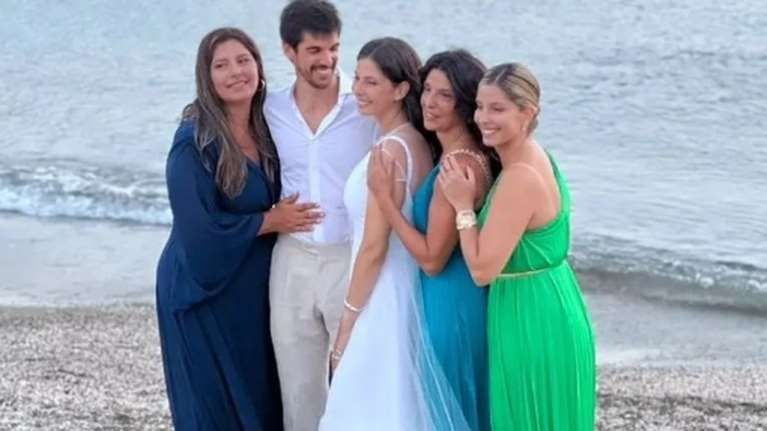 Πόπη Τσαπανίδου: Πάντρεψε την κόρη της στην Τήνο με αρχαιoελληνικό φόρεμα - Ο διαφορετικός γάμος στην παραλία