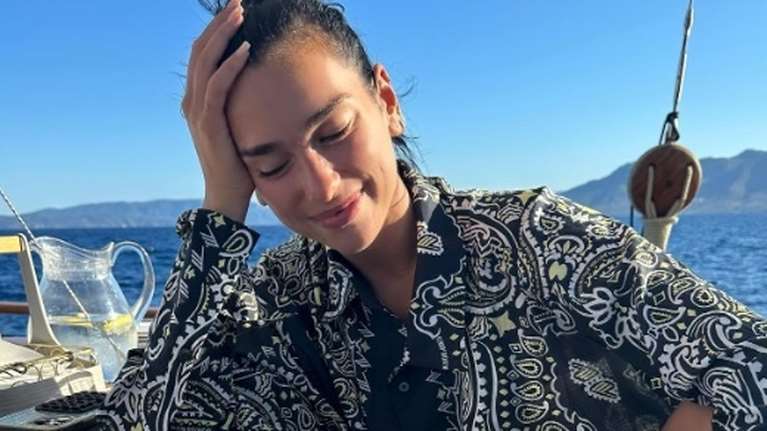 Η Ντούα Λίπα παίζει τάβλι και απολαμβάνει το ελληνικό καλοκαίρι [εικόνες]