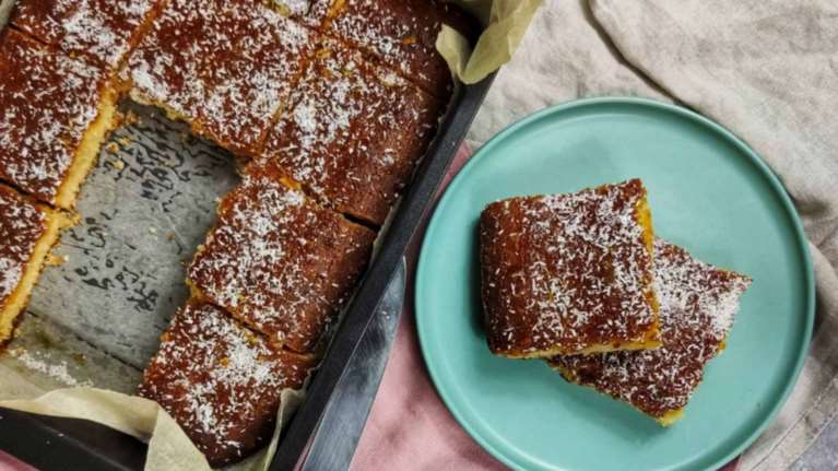 Σούπερ γλυκό για το φθινόπωρο: Υγιεινή πορτοκαλόπιτα χωρίς ζάχαρη, αυγά και φύλλο