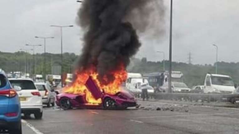 Βρετανία: Πανάκριβη Lamborghini έγινε στάχτη σε αυτοκινητόδρομο - Πώς τυλίχτηκε στις φλόγες [Βίντεο]