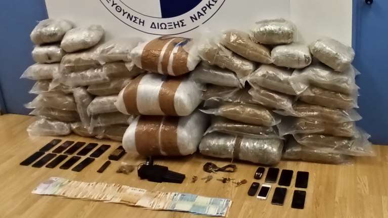 Στα χέρια της ΕΛΑΣ κύκλωμα ναρκωτικών: Θα &quot;έριχναν στην αγορά&quot; 70 κιλά κάνναβης - 5 συλλήψεις