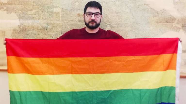 &quot;Της πατρίδας μου η σημαία έχει χρώμα παρδαλό&quot;: Tι αποκαλύπτει ο Νάσος Ηλιόπουλος για την fake φωτογραφία του