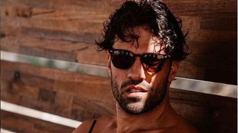 Κωνταντίνος Αργυρός: Παίζει ημίγυμνος πιάνο και "τρελαίνει" τους φαν του [βίντεο]