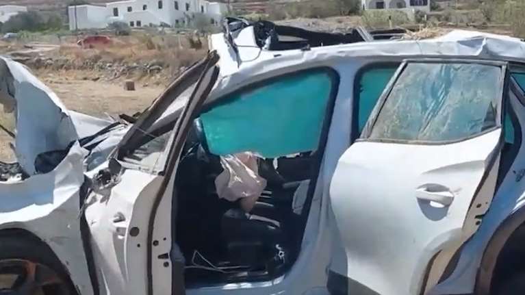 Πάρος: Αυτοκίνητο διαλύθηκε σε τροχαίο - Έκανε τούμπες και χτυπούσε σε πέτρες [βίντεο]