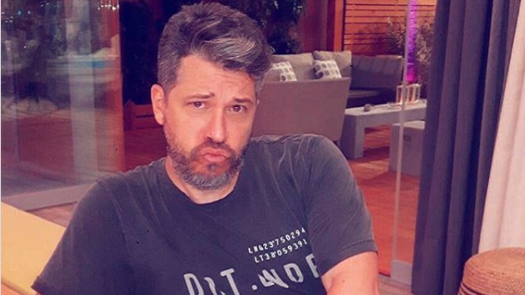 Χάρης Βαρθακούρης: Υπέγραψε νέο συμβόλαιο με τον ΣΚΑΙ μέσα στο σπίτι του Big Brother