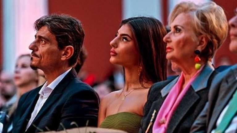 Δέσποινα Γιαννακοπούλου: Η κόρη του Δημήτρη Γιαννακόπουλου στο Ζάππειο με τον πατέρα της - Το πράσινο φόρεμα με τα cut outs