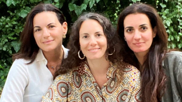 Όλγα Κεφαλογιάννη: Η καταπληκτική φωτογράφιση με τις αδερφές της με παραδοσιακές στολές